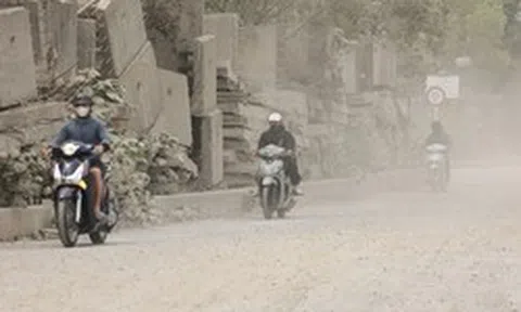 Người Hà Nội 'ngộp thở' giữa bụi mịt mù từ công trình xây dựng