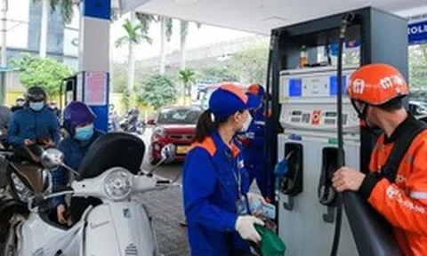 Giá dầu diesel giảm gần 2.000 đồng/lít