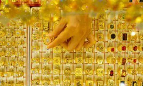 Tối 28/4, giá vàng giảm mạnh