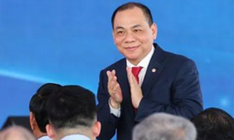 Tỷ phú Phạm Nhật Vượng bất ngờ xuất hiện bên cạnh Warrren Buffett