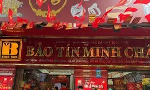 Giá lao dốc mạnh, người giữ vàng 'đứng ngồi không yên'