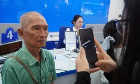 Nhiều người vội vã đi xác thực khi SIM bị khóa
