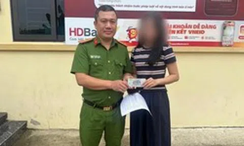 Cô gái trẻ lập tức rút toàn bộ số tiền được chuyển khoản, mang đến trụ sở công an