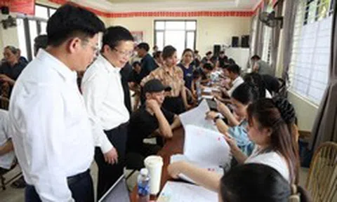 Hàng trăm hộ dân ở một xã Hà Nội ngồi chật kín nhà văn hóa nhận tiền đền bù đất tại siêu dự án 925.000 tỷ đồng có quy mô lớn nhất lịch sử Vingroup