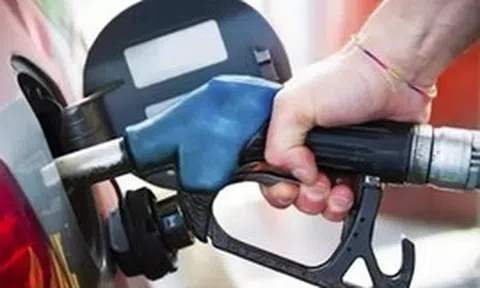 Xăng RON95 tăng gần 1.500 đồng/lít