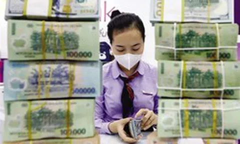Vì sao ngân hàng vẫn khó huy động tiền gửi dù lãi suất tiết kiệm tăng mạnh?