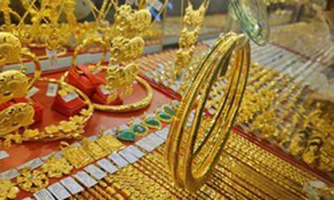 Tối ngày 10/6, giá vàng lao dốc mạnh