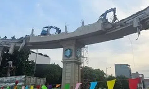 Hối hả tháo dỡ nhà, cổng chào... mở rộng quốc lộ 13 ở TPHCM