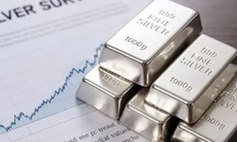 Quỹ bạc lớn nhất thế giới liên tục "xả hàng" khi giá lao dốc