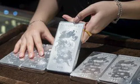 Bạc lao dốc gần 10% chỉ sau một tuần: Fed trở thành "cơn gió ngược" lớn nhất của kim loại quý