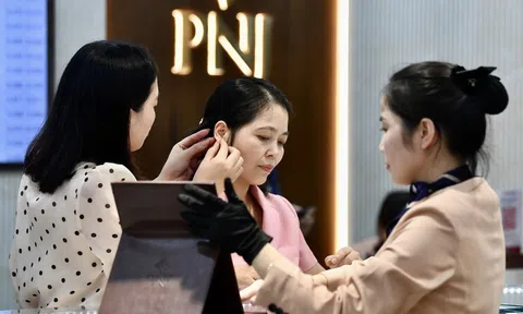 Cổ phiếu PNJ bị bán tháo sau vụ kim cương lậu liên quan công ty thành viên
