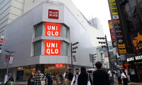 Ông chủ Uniqlo báo lãi lớn
