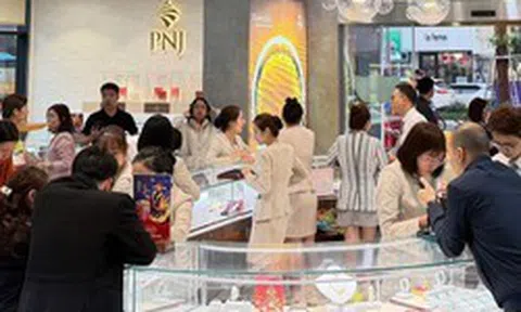 Muốn bán lại vàng PNJ, khách chỉ được giao dịch tại cửa hàng chỉ định và trong 2  giờ mỗi ngày