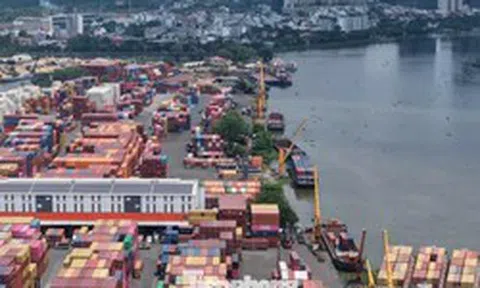 TPHCM xoay trục gần 100 cảng biển thế nào?