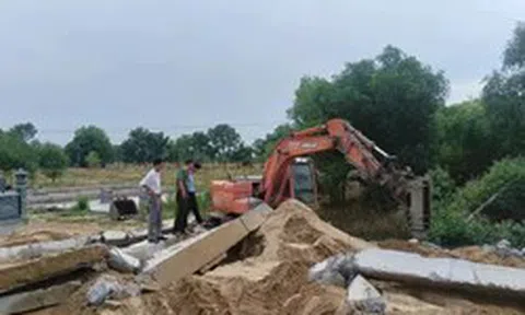 Vụ lăng mộ ‘khủng’ trên đất trồng cây: Tháo dỡ 2 công trình trái phép