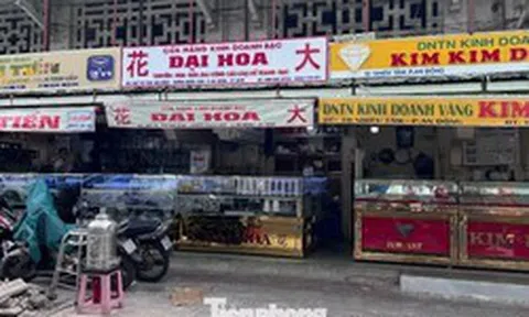 Người dân xếp hàng bán vàng, chịu lỗ cả chục triệu đồng/lượng: Khi nào kết thúc?