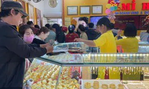Khách đông nghẹt, tiệm vàng lâu đời tại TP.HCM giới hạn bán mỗi người 5 chỉ