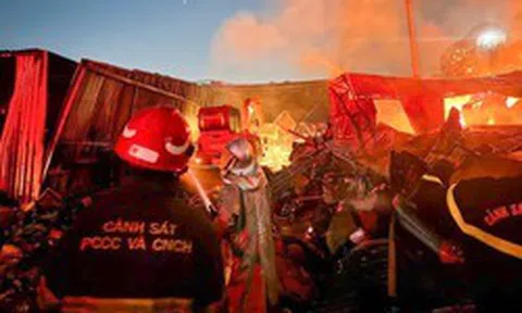Máy xúc phá công trình, mở lối chữa cháy trên đường 25m ở Hà Nội