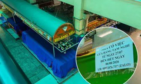 Cảnh tượng khó tin tại "thủ phủ" vàng bạc, đá quý TP.HCM: Hàng loạt cửa tiệm đóng cửa, treo biển tạm nghỉ vì "nhà có việc", "để sửa chữa"