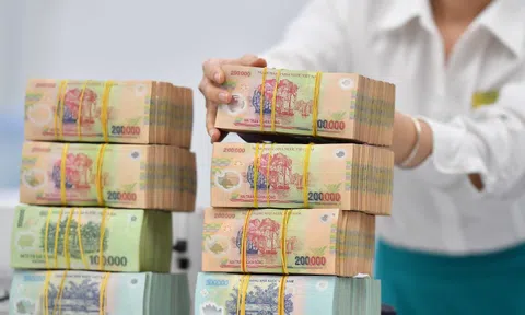 Lãi suất qua đêm giảm về 1,3%/năm