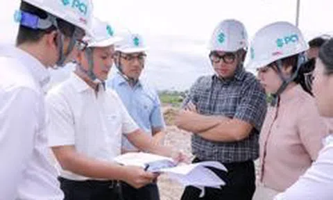 Cận cảnh nhan sắc “vạn người mê” của nữ chủ tịch sinh năm 1999 khi đi thị sát dự án nghìn tỷ