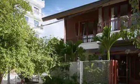 Mái ngói, hiên rộng cho nhà trong thành phố