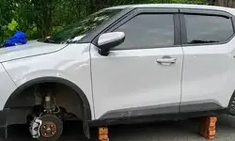 Ô tô đỗ qua đêm ở khu đô thị bị trộm mất 2 bánh