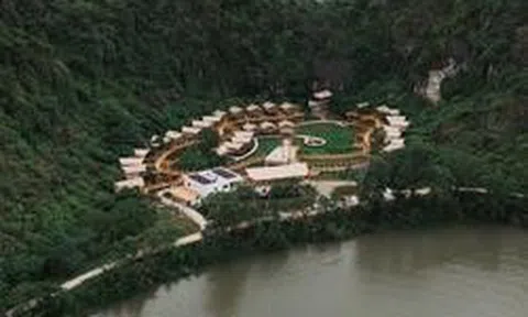 Khu nghỉ dưỡng "kỳ lạ" tựa mình vào dãy núi đá vôi ở Phong Nha: Đường đi bằng tre, nội thất bằng gỗ tái chế, du khách như bước vào vùng đất cổ xưa