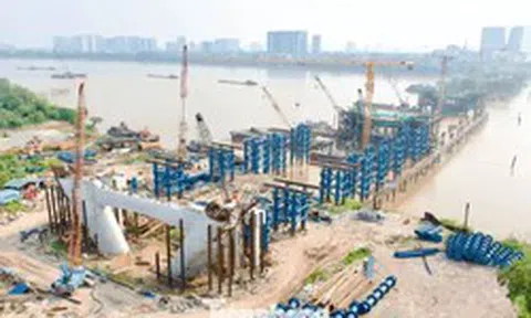 Đại công trường cầu Trần Hưng Đạo tăng tốc trước mùa mưa lũ
