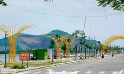 Nghịch lý phố đi bộ khu danh thắng vịnh Lăng Cô đẹp thế giới