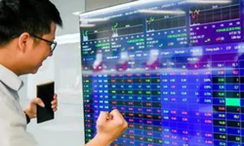 Dòng tiền ồ ạt vào nhóm chứng khoán trước giờ đón tin nâng hạng