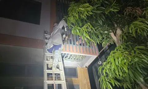 Hà Nội: Cảnh sát cắt “chuồng cọp”, giải cứu 2 người mắc kẹt trong đám cháy