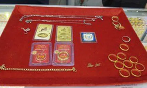 Phát hiện 15 nhẫn vàng, 2 dây chuyền cùng loạt nữ trang trong bao giấy, cụ bà 78 tuổi lập tức báo công an