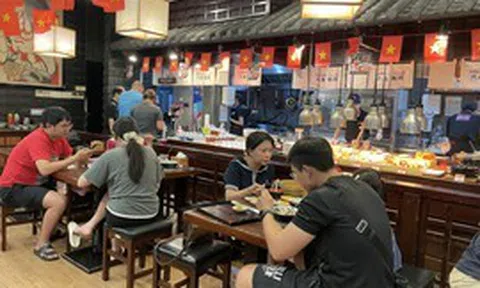 Đĩa cơm, tô bún 30.000 đồng biến mất, người dân phải chi tiêu ăn uống ra sao?