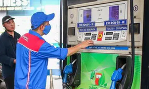 Giá xăng tăng gần 1.500 đồng/lít