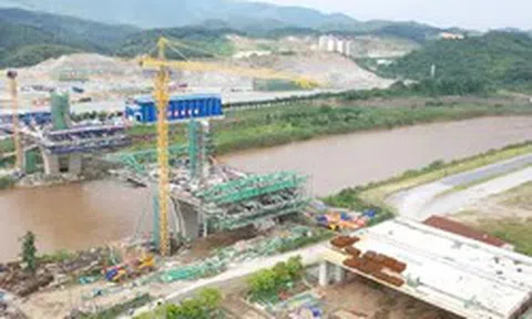 Cầu vượt sông Hồng nối Việt Nam - Trung Quốc tại Lào Cai dần hình thành