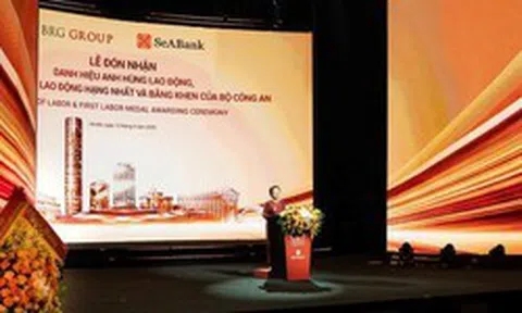 Nữ doanh nhân Nguyễn Thị Nga vừa được trao danh hiệu Anh hùng Lao động, cổ phiếu ngân hàng liên quan bất ngờ có diễn biến đặc biệt
