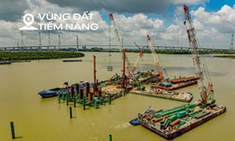 Toàn cảnh công trường cầu vượt sông tuyến đường sắt Bến Thành - Cần Giờ: Máy móc rầm rộ trên mặt nước, chuẩn bị đổ bê tông cọc đầu tiên