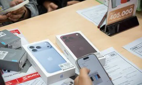 Người Việt dậy sớm xếp hàng dài mua iPhone 18