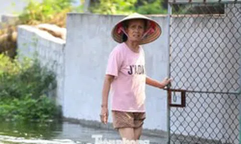 Sau 5 ngày, ‘rốn lũ’ Hà Nội vẫn mênh mông nước
