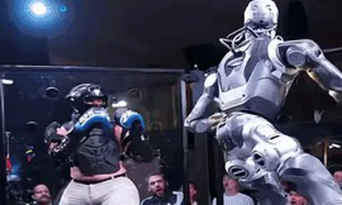 Trận đấu võ đầu tiên giữa con người và robot: Liệu có cân tài cân sức?