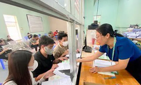 Ký hợp đồng với người đang hưởng trợ cấp thất nghiệp, báo tăng BHXH thế nào?