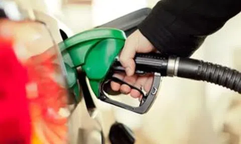 Giá xăng tăng mạnh, E10RON95 vượt 27.000 đồng/lít
