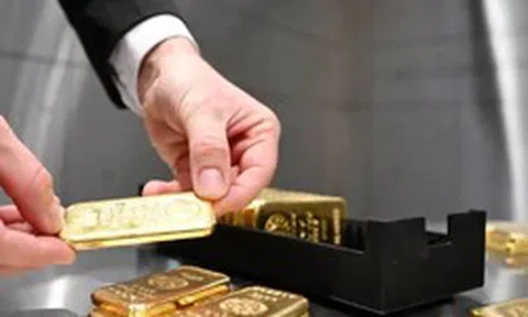Giá vàng thế giới tăng, sức ép lớn từ USD