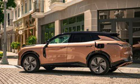 Công nghệ PHEV: Khi trải nghiệm xe sang bứt phá rào cản trạm sạc