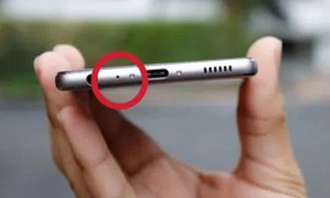 90% người dùng điện thoại không biết công dụng của chiếc lỗ nhỏ cạnh cổng sạc
