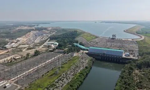 Dự kiến đào 400.000 m³ đất đá, xây 48.000 m³ bê tông, lắp hơn 2.100 tấn thiết bị trong 3 tháng cuối năm để tăng tốc mở rộng công trình 35 năm tuổi do Liên Xô giúp Việt Nam xây dựng