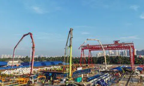 Sau 6 giờ đổ bê tông liên tục, phiến dầm khổng lồ gần 750 tấn đã thành hình: Công nghệ lần đầu áp dụng trên tuyến đường sắt 350 km/h dẫn đến siêu đô thị lấn biển của tỷ phú Phạm Nhật Vượng