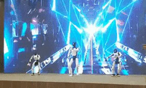 Cận cảnh robot Trung Quốc đến Hà Nội nhảy múa “Hello Vietnam”, giá bán hơn 1 tỷ đồng