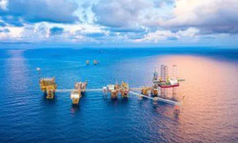 Giàn khoan sâu 3.000m của Việt Nam rung chuyển, mũi khoan chệch hướng bất ngờ báo trúng lớn, dòng dầu phun mạnh với lưu lượng 1.000tấn/ngày, công nghệ cao xuất hiện